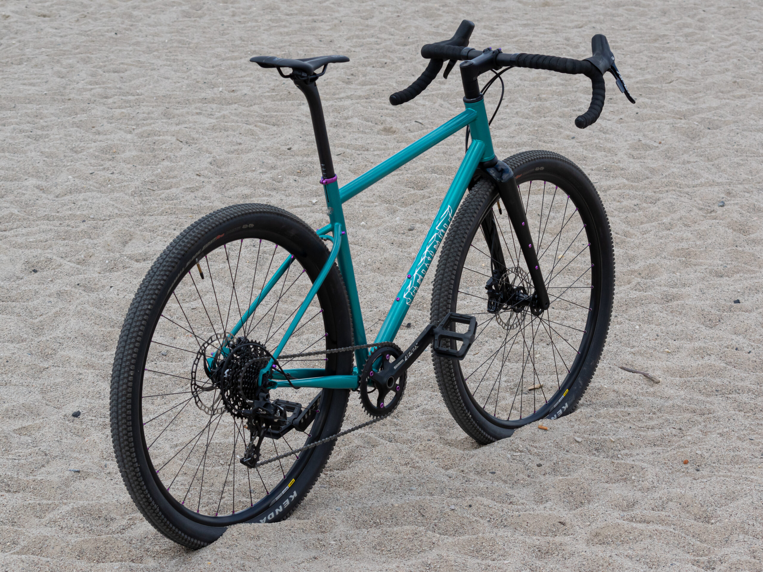 cyan fahrrad am strand